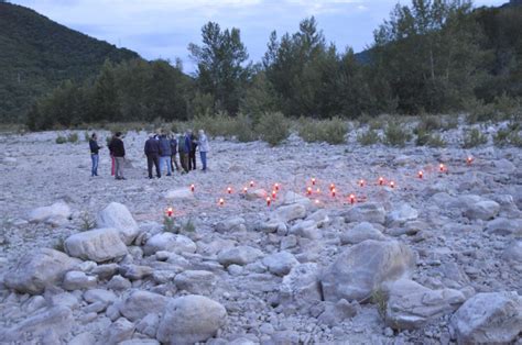 Lumini Accesi Sul Letto Del Fiume Che Non Cè Più Celebrato Il