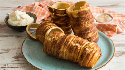 Selbstgemachte Baumstriezel Mit Zucker Zimt Und Sahne