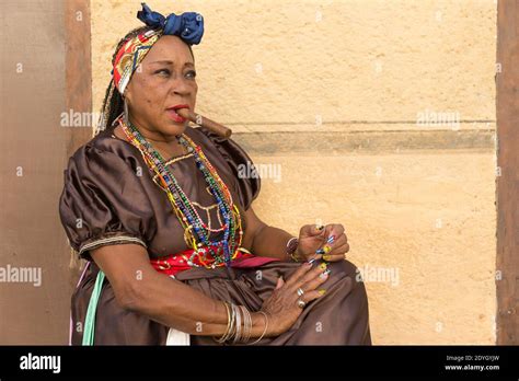 Cubaine En Tenue Traditionnelle Banque D Image Et Photos Page Alamy