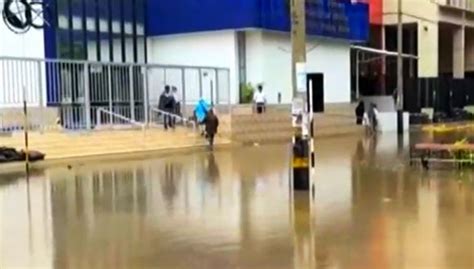 Piura Fuertes Lluvias Inundan El Centro De La Ciudad Desborde