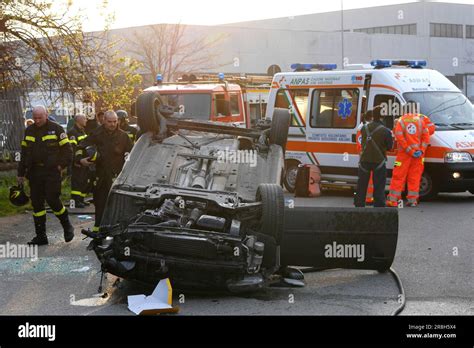 Car Accidents Ambulance Hi Res Stock Photography And Images Alamy