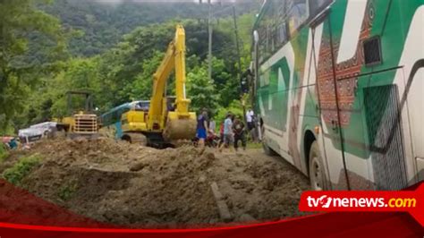 Mobil Bus Terjebak Longsor Di Poros Toraja Enrekang Picu Kemacetan