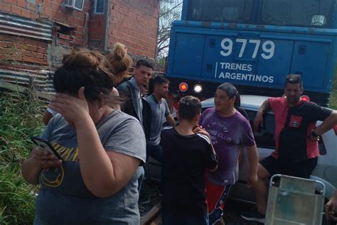 Un auto quedó atascado en las vías del tren fue embestido y luego