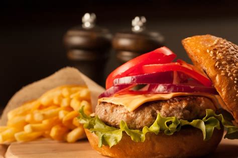 Casa Feita De Hambúrguer Com Carne Cebola Tomate Alface E Queijo X