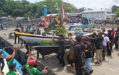 Foto Syukuran Nelayan Dan Petik Laut Pantai Sendang Biru Kabupaten Malang