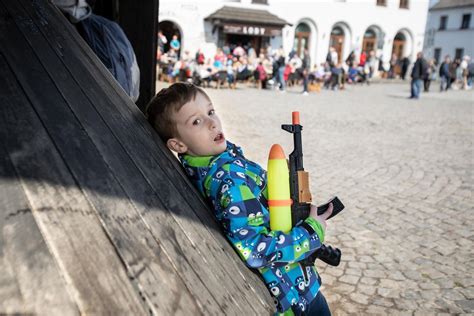 Widowiskowy śmigus dyngus na rynku w Kazimierzu Dolnym Strażacy