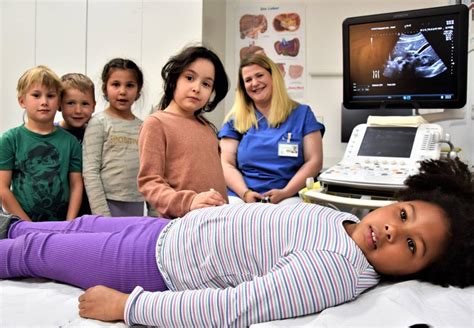 Kita Kinder Erkunden Klinik Elisabeth Krankenhaus Bietet Kleinen