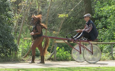 Berliner Tiergarten Fetisch Ausflug im Pony Kostüm B Z Stimme