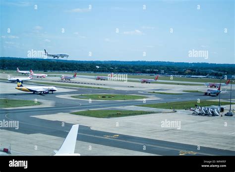 Avion De Passagers Sur La Piste Banque De Photographies Et Dimages