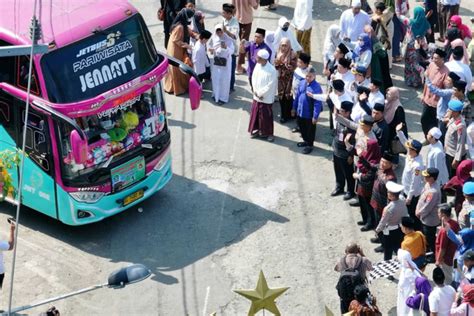 Jemaah Calon Haji Kota Kediri Berangkat Gunakan 7 Bus Dan 2 Minibus