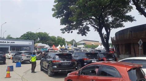 Rest Area KM 57 Tol Jakarta Cikampek Mulai Padat Kendaraan Hanya Boleh