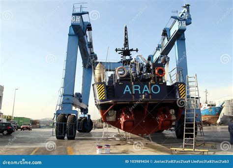 Navio Espanhol Da Guarda Costeira Sobre Um Travelift Imagem De Stock