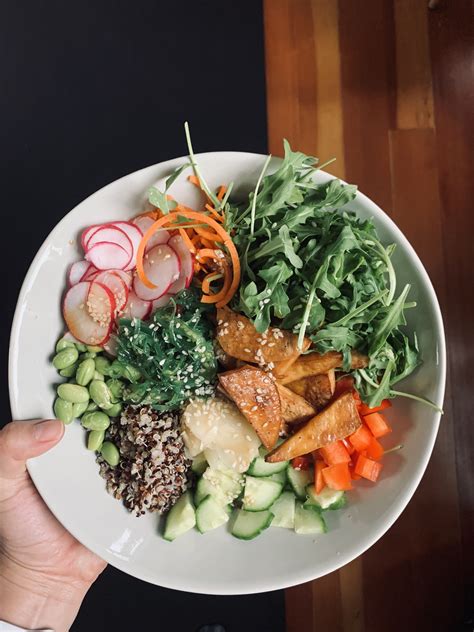 Refreshing poke bowl Baked marinated tofu (soy sauce and sriracha) Base ...