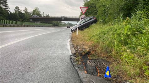 33 Jährige verliert auf nasser Strasse Kontrolle über ihr Auto zentralplus