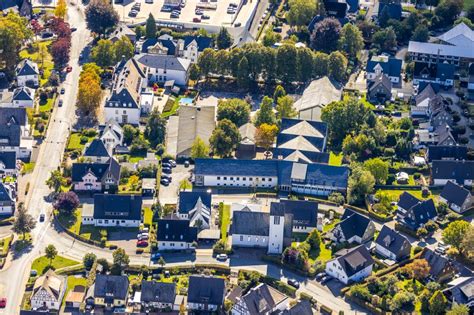 Schmallenberg Von Oben Schulgeb Ude Der Kath Grundschule Und Neuer