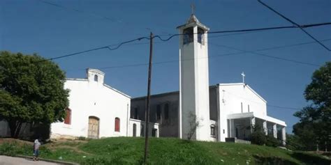 Le Part Una Silla En La Espalda Un Cura Defendi A Su Iglesia De Un