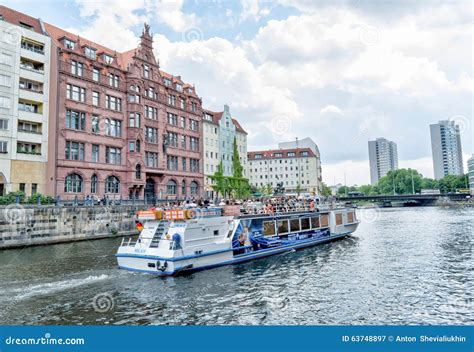 Bulwar Rzeka W Berlin Z Statkiem Fotografia Editorial Obraz złożonej