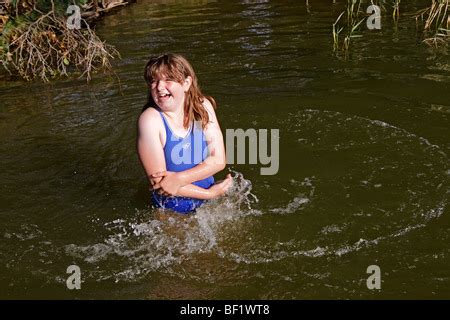 Junge M Dchen Nackt Baden Im Fluss Nahe Der Rn Landstra E Zwischen