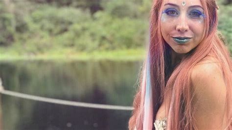 Ovo morate da vidite Seksi bikini koji prekriva grudi školjkama FOTO Telegraf rs