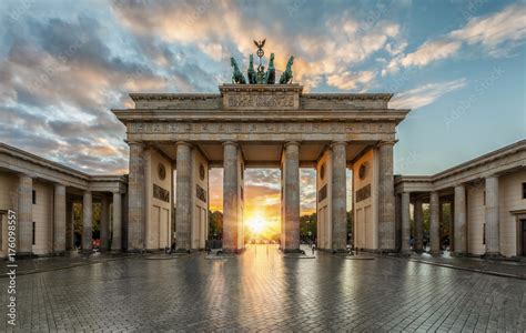 Sonnenuntergang hinter dem Brandenburger Tor in Berlin, Deutschland ...