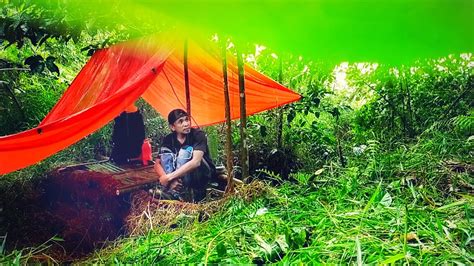 Solo Camping Di Guyur Hujan Deras Membuat Shelter Dari Bambu ASMR