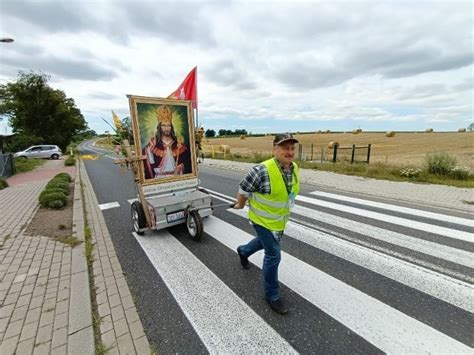 Narodowa Pielgrzymka Dooko A Polski Samotny Pielgrzym Idzie W Stron