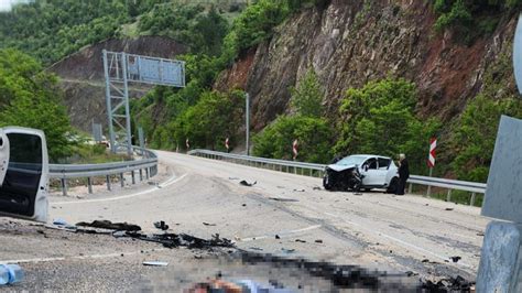 Otomobiller kafa kafaya çarpıştı 3 ölü 4 yaralı