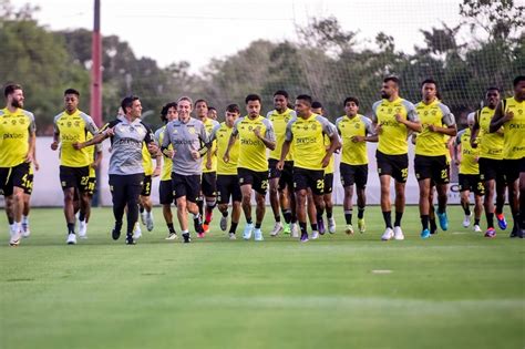 Filipe Luís monta Flamengo ofensivo para jogo de ida contra Atlético MG