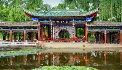 Green Lake Park in Kunming, Yunnan, China Editorial Photo - Image of feeding, family: 165024591