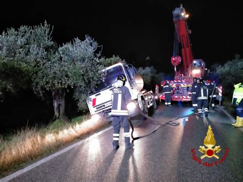 Camion Slitta E Rimane In Bilico Sul Ciglio Della Strada