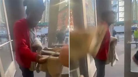 Nyc Alleged Shoplifter Hits Walgreens Security Guard On Video Guard