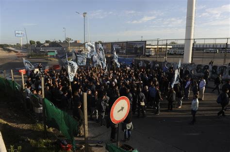 Colectiveros Cortaron Puente La Noria Para Reclamar Sueldos Atrasados Y