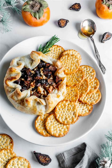 запеченный сыр бри в слоеном тесте - еда и мир