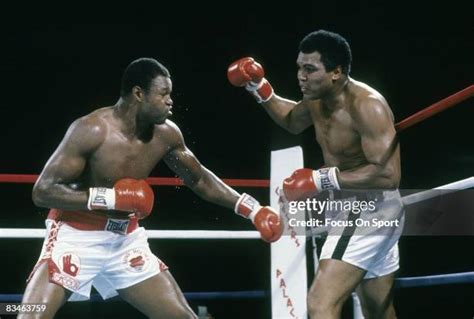 Muhammad Ali Vs Larry Holmes Photos and Premium High Res Pictures ...