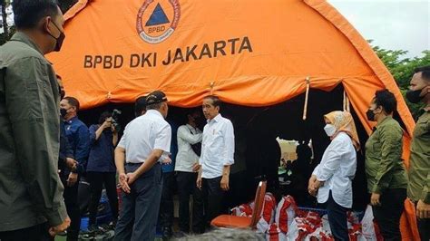 Jokowi Tinjau Pengungsian Korban Kebakaran Depo Pertamina Plumpang