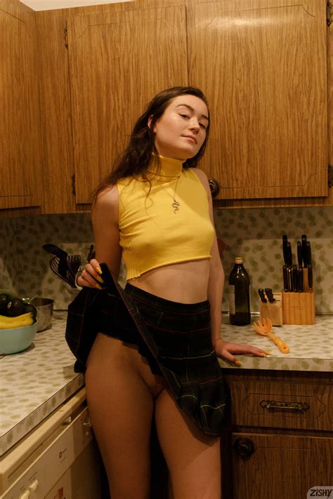 Slim Babe Amateur Iliza Monteforte Flaunts Her Incredible Ass And Small