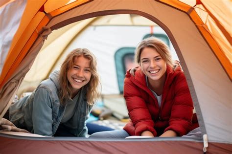 Dos Amigas Adolescentes Dentro De Una Tienda De Campa A Foto Premium