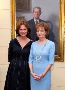 Margareta de Roumanie reçoit lactrice Jacqueline Bisset Noblesse