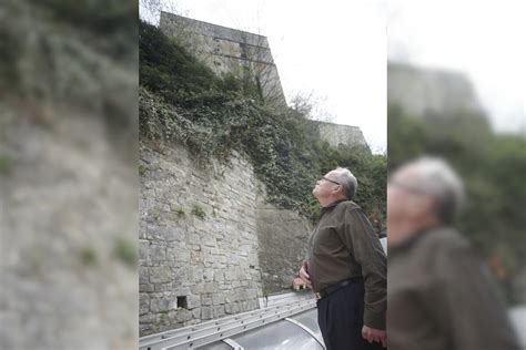 Les Touristes Jettent Des Pierres Depuis Le Fort De Huy Sur Son Toit