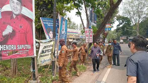 Bawaslu Dan Satpol PP OKI Tertibkan Puluhan APS Parpol Dan Caleg Yang