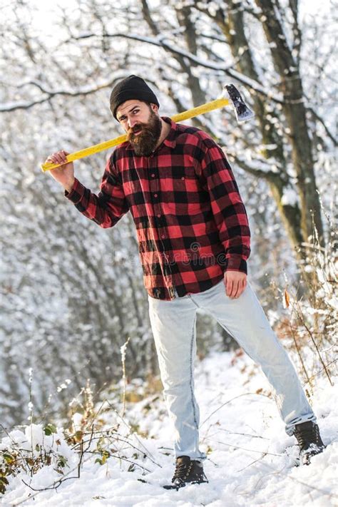 Holzf Ller Im Wald Mit Einer Axt Grober B Rtiger Mann Mit Bart Und