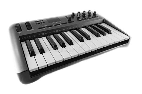 Controladora De Teclado Usb Midi Synthesizer En Fondo Blanco Foto De