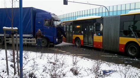 Litewski Tir Zderzy Si Z Miejskim Autobusem Tvn Warszawa