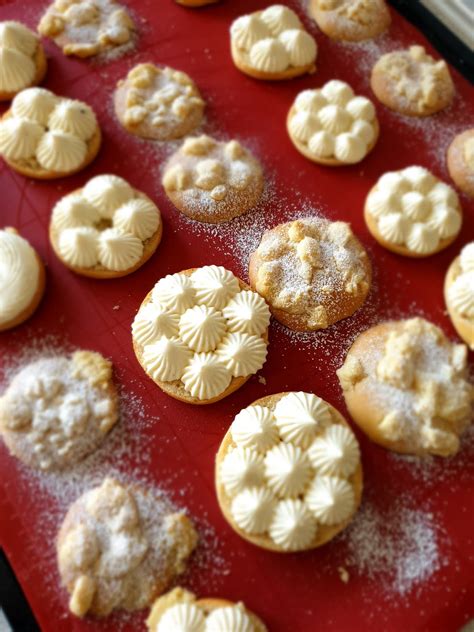 Gefüllte Streuseltaler mit Vanillecreme und Erdbeeren Julia s Sweet