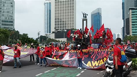 Massa Buruh Lakukan Long March Ke Istora Senayan