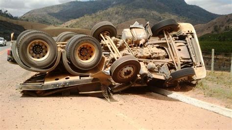 Carreta Carregada Pedra De Granito Tomba Na Es Colatina Em A O