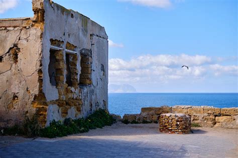 Abandoned Building on the Seashore · Free Stock Photo