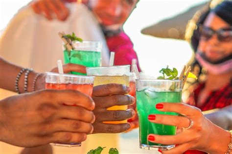 Pessoas Felizes Aplaudiram Mojito E Divertiram Se Amigos