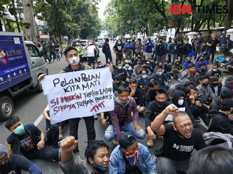 Pedagang Ojol Hingga Mahasiswa Di Bandung Demo Tolak Ppkm