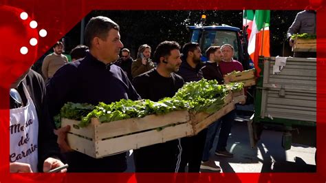 Corteo Di Trattori Arriva A Napoli E Porta Verdura Ad Una Mensa Per Le